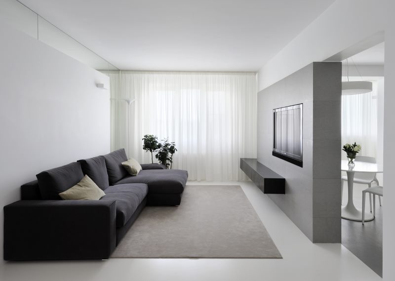 Crna kauč u dnevnoj sobi minimalističkog stila