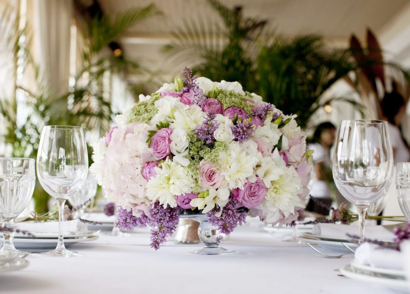 Buket s umjetnim cvjetovima na svečanom stolu.