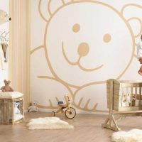 Orso enorme e gentile sul muro della stanza dei bambini