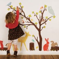 Decorare il muro con le mani di un bambino