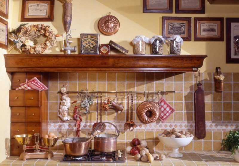 Decorare la cucina italiana con piatti