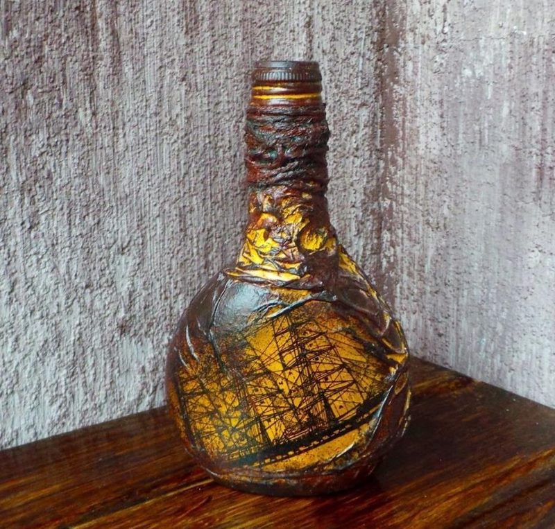 Vintage jedrilica na ukrasnoj boci