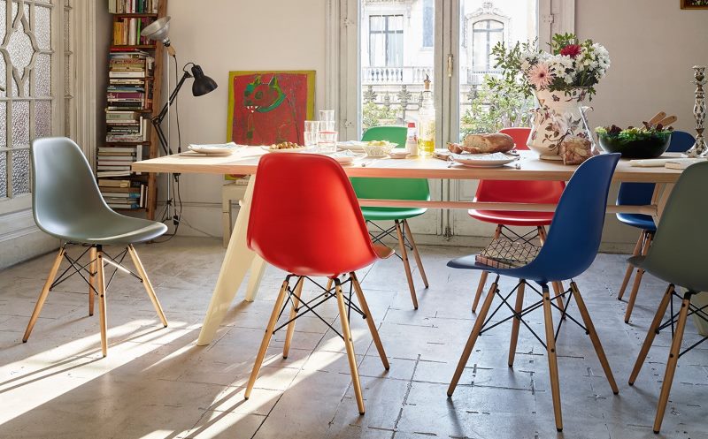 Sedie multicolori all'interno della cucina