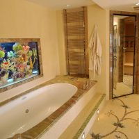 Bathroom design with integrated aquarium