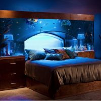 Veliki akvarij iznad kreveta u spavaćoj sobi
