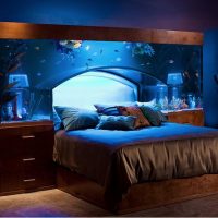 Grande acquario sopra il letto nella camera da letto