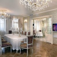 Lampadari di cristallo all'interno della sala da pranzo di una casa privata