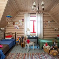 Décoration d'une chambre d'enfants dans le grenier d'une maison privée