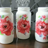 White Jars dengan Poppies Merah