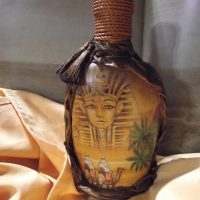 Egipatska simbolika na ukrašenoj boci