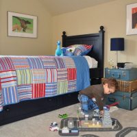 Table de chevet de vieilles valises dans une chambre d'enfants