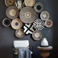 Assiettes décoratives sur un mur gris foncé