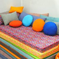 Bantal cerah diperbuat daripada bahan berwarna-warni untuk hiasan sofa