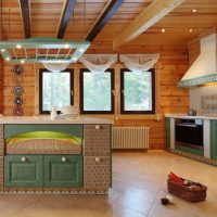 Design cucina-soggiorno con soffitto in legno