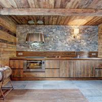 Drvena kuhinja s kamenom pregaču