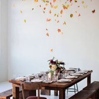 Sala da pranzo con tavolo in legno