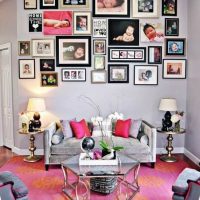 Decor with family photos of the wall above the sofa