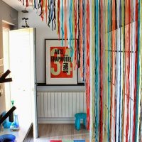 Decorare una porta con una tenda fatta in casa