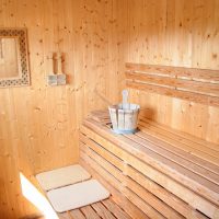 Lo specchio sul muro del bagno turco nella sauna