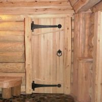 Porta in legno in una baita