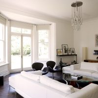 Bijele sofe u svijetloj dnevnoj sobi