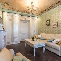 Peindre le plafond dans un salon classique