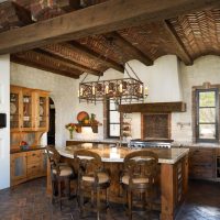 interessante soffitto in legno nel soggiorno in stile spagnolo