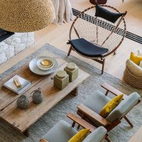 Table en bois sur un tapis gris