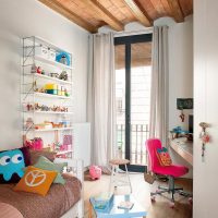 chambre d'enfants avec fenêtre à l'étage