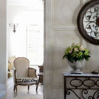 Vase avec des fleurs fraîches sur une table en métal