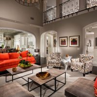 Mobilier rouge dans un salon gris