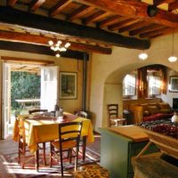 Nappe jaune sur une table dans une maison rurale