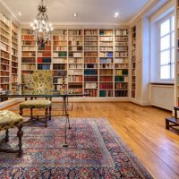 Intérieur de la bibliothèque dans une villa de campagne