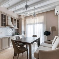 Mobili beige in una cucina moderna