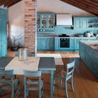 Tirkizna boja u dizajnu kuhinje privatne kuće