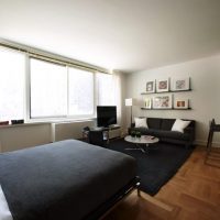 Interijer studio apartmana u svijetlim bojama