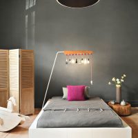 Lampe insolite dans la chambre grise