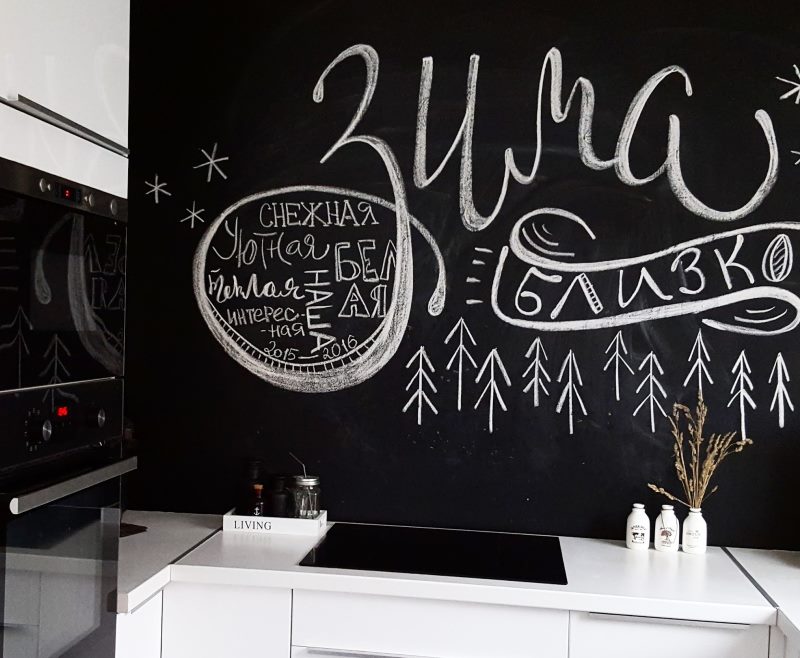 Natpisi krede na crnom zidu kuhinje