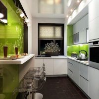 Colore verde all'interno di una cucina stretta