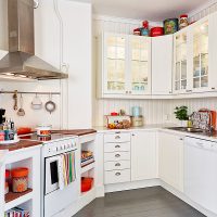 White kitchen complex configuration