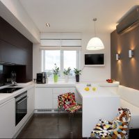 interno cucina con divano in grigio