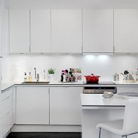 Cucina minimalista con mobili bianchi