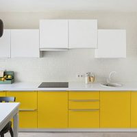 Set da cucina giallo e bianco