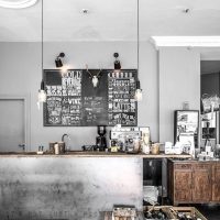 Sivi zidovi kuhinje-dnevnog boravka u industrijskom stilu