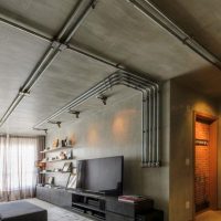 Aprire i tubi delle comunicazioni su un soffitto grigio