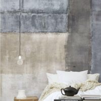 Letto bianco su uno sfondo grigio muro di cemento