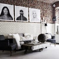 Decorare un muro di mattoni con fotografie in bianco e nero