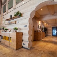 Porcelain floor in a wooden house