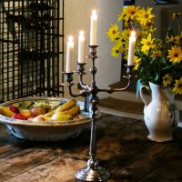 Candelabro forgiato con candele accese