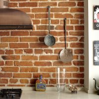 Utensili da cucina vintage su un muro di mattoni